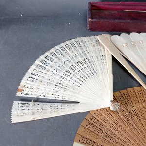 Lote de 5 Abanicos Antiguos de Seda, Nácar y Madera con Estuche - imagen 3