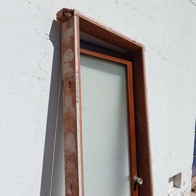 Puerta antigua de madera con ventanas y marcos - imagen 6