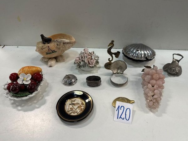 Lote de 12 Adornos Varios: Racimos de Uva, Caracoles, Paloma y Más