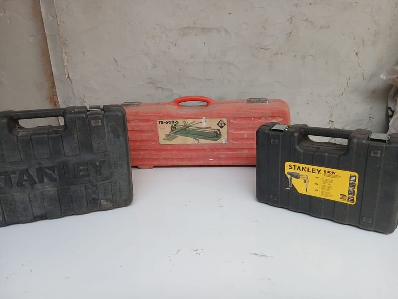 3 Valijas para Herramientas: 2 Stanley y 1 para Cortadora de Cerámica