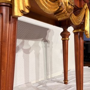 Consola Estilo Francés con Tapa de Mármol Negro y Mascarón de León Dorado - imagen 4