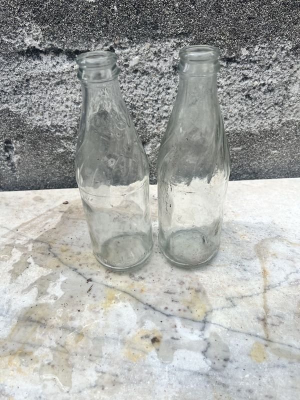 Lote siguiente: Dos botellas de Pepsi Cola vacías y en excelente condición