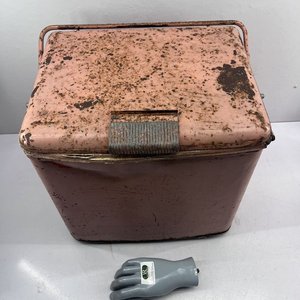 Antigua Heladera Portátil Rosa con Destapador - imagen 7
