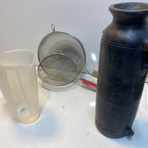 Lote de Cubiertos y Bazar de Cocina: 62 Cubiertos, Coladores, Jarra y Utensilios Varios - imagen 8