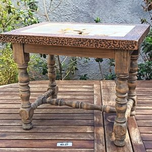 Lote anterior: Mesa auxiliar Rústica  de estilo Jacobino rustico de madera noble con patas y travesaños torneadas - la  tapa rectangular decorada con patrones geométricos o animal print con un panel central con  azulejos  con detalles - Medidas 42,50 cm x 57 cm x 47 cm Alto / Con detalles de Tiempo y Uso