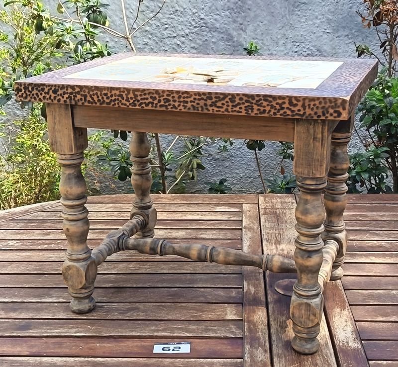 Mesa auxiliar Rústica de estilo Jacobino rustico de madera noble con patas y travesaños torneadas - la tapa rectangular decorada con patrones geométricos o animal print con un panel central con azulejos con detalles - Medidas 42,50 cm x 57 cm x 47 cm Alto / Con detalles de Tiempo y Uso