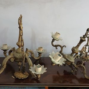 Lote siguiente: 2 Arañas de Bronce con Detalle Decorativo de Cristal