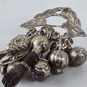 Balandrán Colgante en Plata con Amuletos - imagen 2