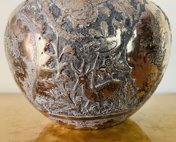 Gran florero antiguo en platina con diseño en relieve de animales y aves - imagen 2