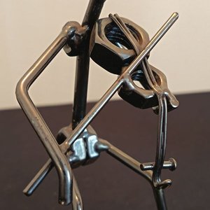 Escultura Artesanal "Violinista" en Metal Estilo Industrial - imagen 6