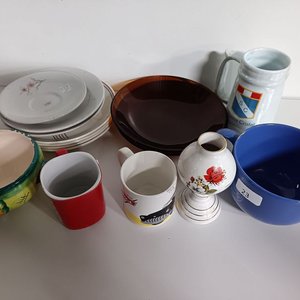 Lote de Vajilla Variada: Tazas, Platos y Jarra - imagen 2