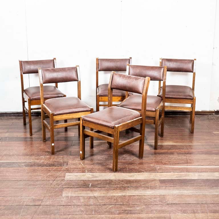 Lote siguiente: Sillas de madera tapizadas en cuerina, Delfino Alvarez