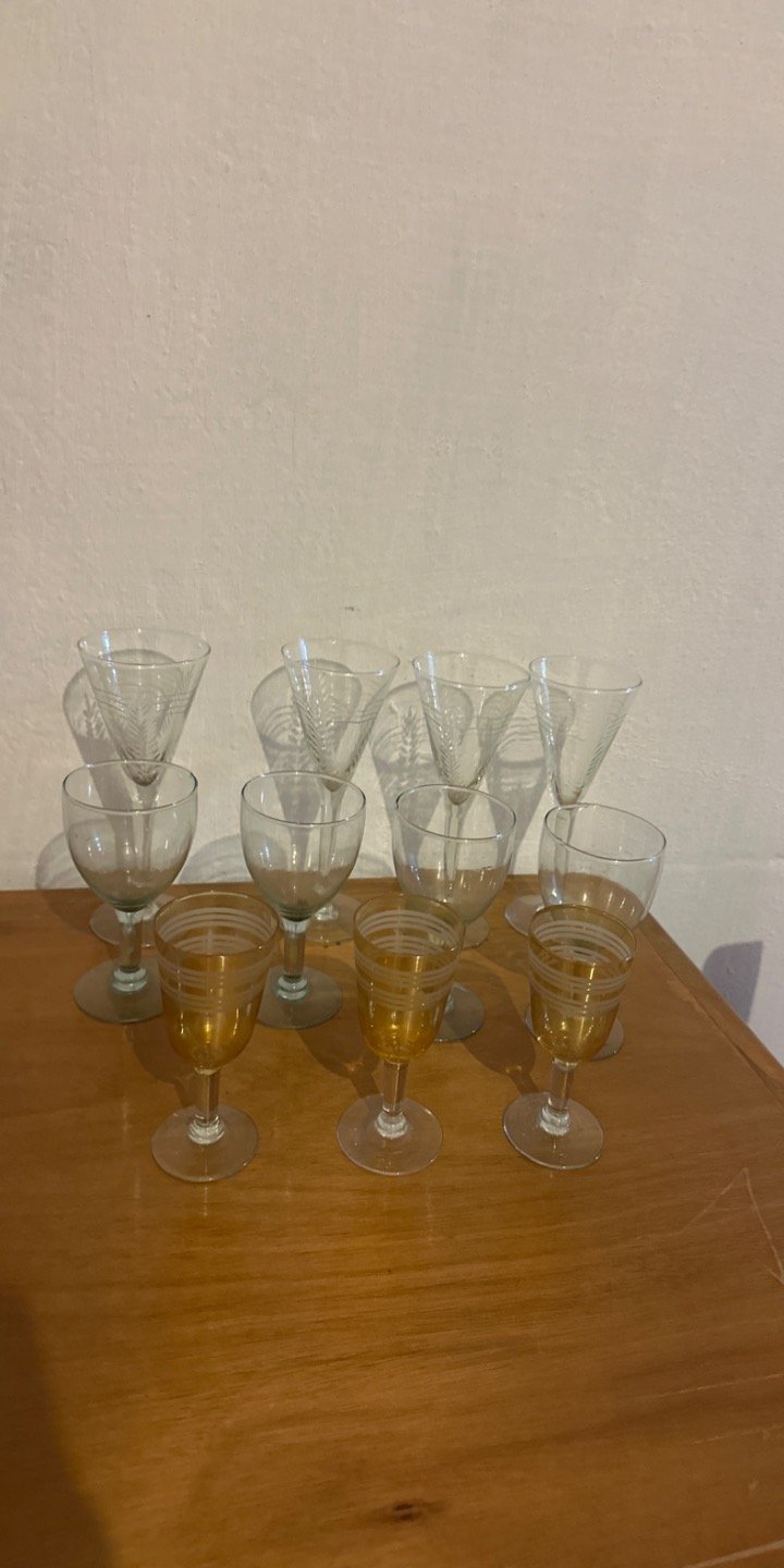 Juego de 10 Copas de Vidrio Dorado con Diseño Grabado