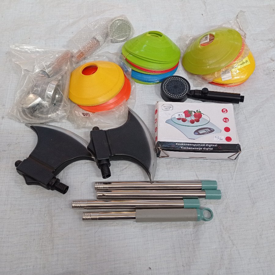 Lote compuesto por conos, lluveros, balanza de cocina y hachas de juguete.