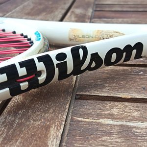 Raqueta de tenis marca Wilson N5,3 HY Brid, con encordado y grip colocado; usada, con desgaste propio del uso. - imagen 4