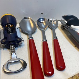 Lote de Cubiertos y Bazar de Cocina: 62 Cubiertos, Coladores, Jarra y Utensilios Varios - imagen 6