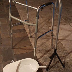 Andador Plegable, Bastón de Tres Patas y Chata Plástica Ortopédica - imagen 2