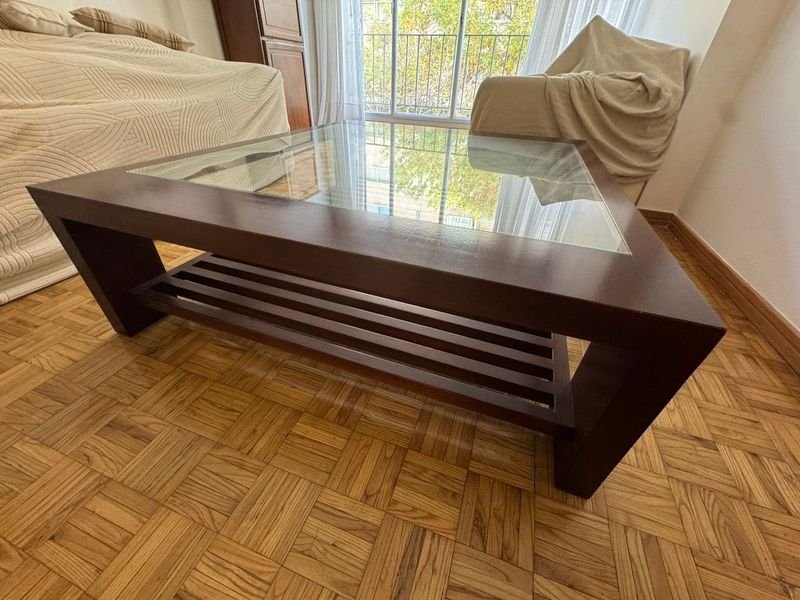 Mesa ratona en madera con tapa de vidrio y estante envarillado - imagen 3