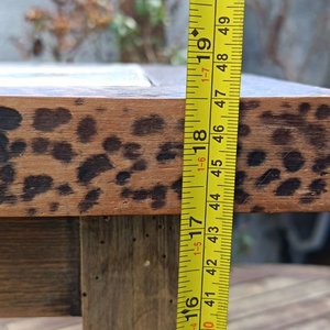 Mesa auxiliar Rústica  de estilo Jacobino rustico de madera noble con patas y travesaños torneadas - la  tapa rectangular decorada con patrones geométricos o animal print con un panel central con  azulejos  con detalles - Medidas 42,50 cm x 57 cm x 47 cm Alto / Con detalles de Tiempo y Uso - imagen 8