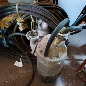 2 Bombas de Agua: Sumergible Trifásica y con Protector Metálico - imagen 2