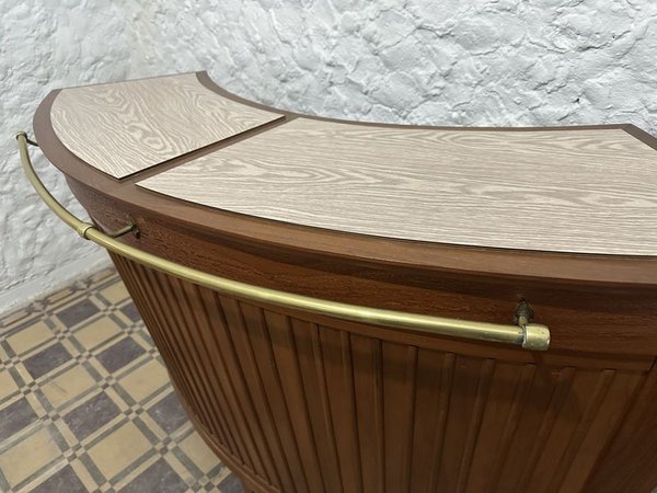 Barra de madera con butacas y estanterías - imagen 13