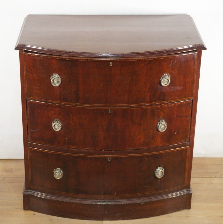 Mueble de tres cajones en madera con herrajes de bronce - imagen 6