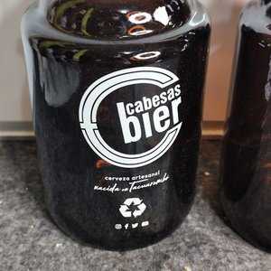 Dos Porrones de Cerveza Artesanal "Cabezas Bier" Vidrio Ámbar con Tapas - imagen 4