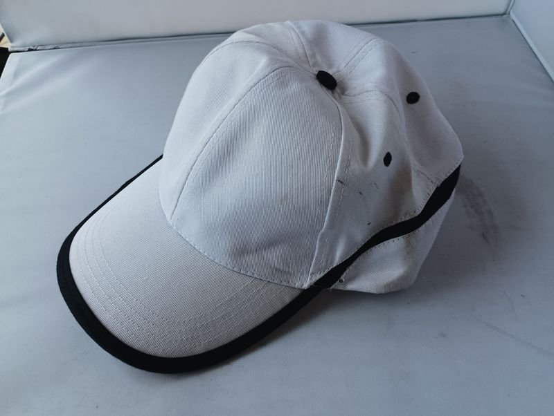 Gorro de Béisbol Blanco con Estampado Negro - imagen 2