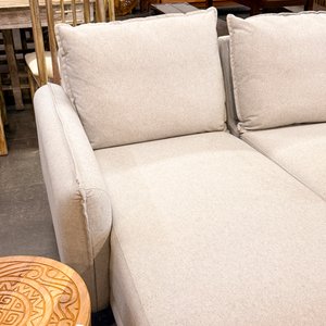 Sofá Seccional Beige y Mesa de Centro Rústica de Madera - imagen 2