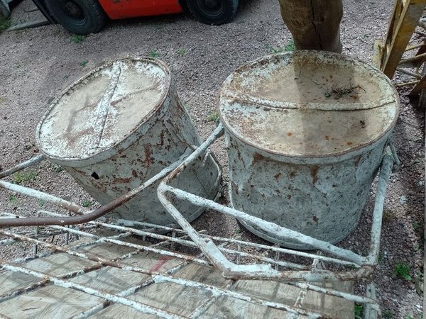 Canasto y tachos de metal en mal estado - imagen 3