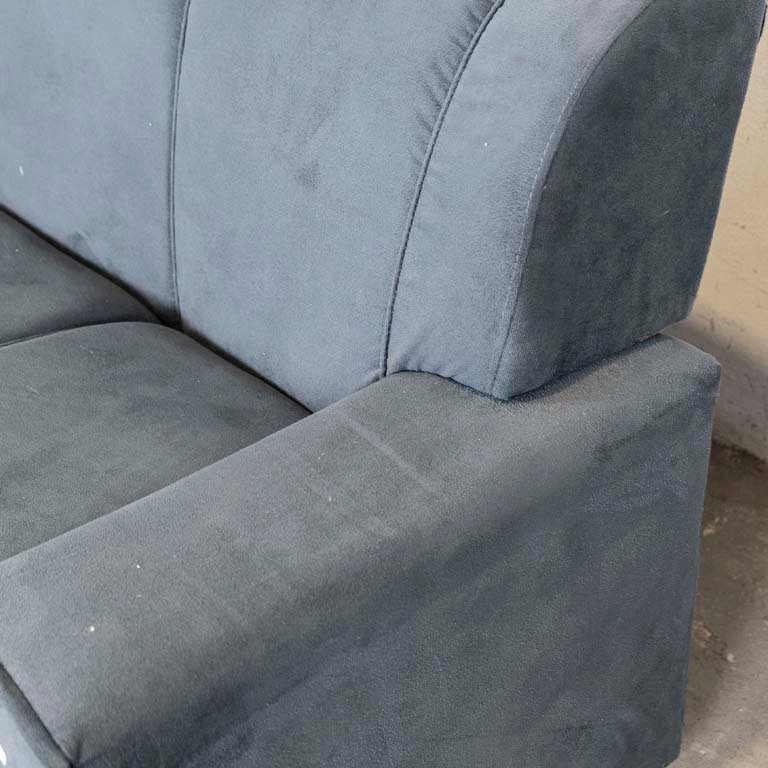 Sofá de tres cuerpos tapizado tela azul con patas de PVC - imagen 3