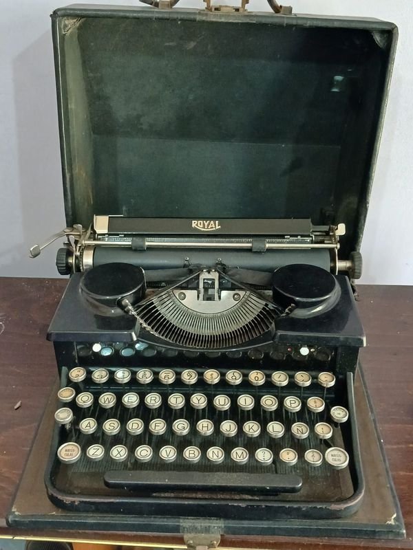Máquina de Escribir Royal Antigua con Valija Original