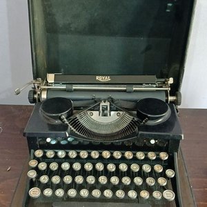 Lote anterior: Máquina de Escribir Royal Antigua con Valija Original