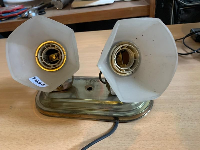 Lote siguiente: Lámparas de dos luces con vidrio esmerilado