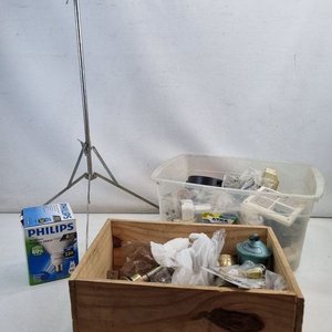 Lote siguiente: Lote Surtido de Ferretería: Herrajes, Llaves, Material Eléctrico y Bombita Cemco