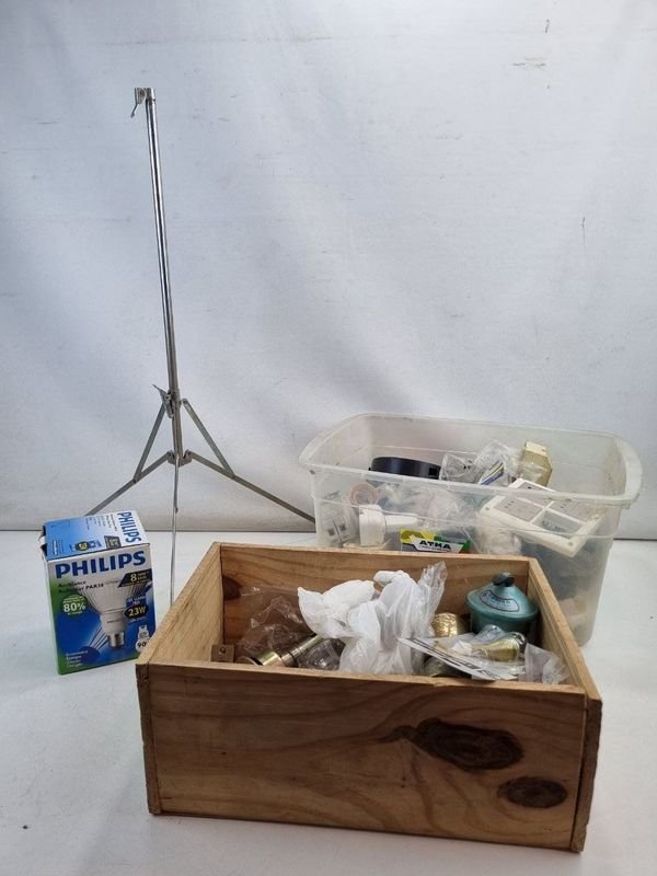 Lote Surtido de Ferretería: Herrajes, Llaves, Material Eléctrico y Bombita Cemco
