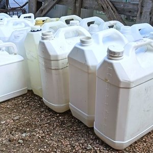 Jaula de Madera con 50 Bidoners de Plástico de Diferentes Volumenes de 5,  10 y 20 lts. - imagen 3