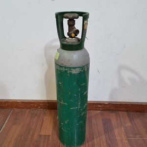 Garrafa de Gas Industrial Yara Praxair con Válvula de Bronce y Manija Protectora - imagen 1
