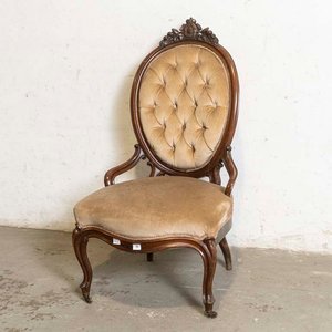 Butaca Victoriana Tapizada en Terciopelo Beige con Respaldo Capitoné - imagen 1