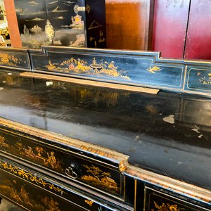 Lote siguiente: Sillón de estilo oriental con detalles dorados y tapizado floral