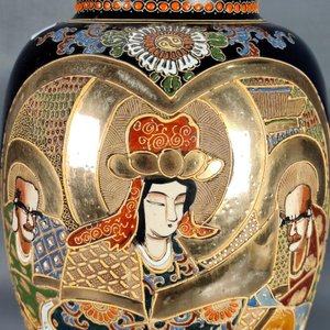 Jarrón Satsuma Azul con Diseño en Relieve y Figuras Orientales - 31.5 cm - imagen 3