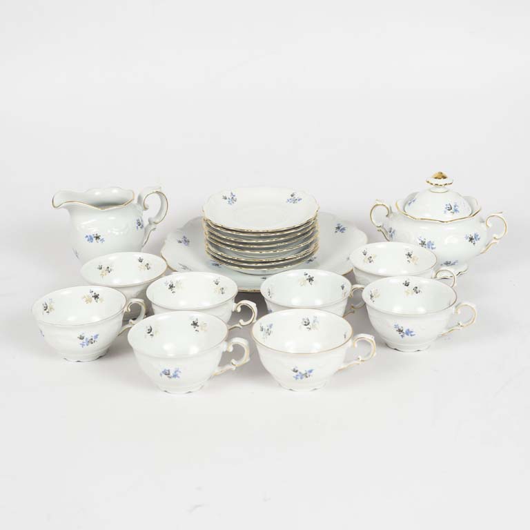 19 Piezas (juego de té) de porcelana Bavaria Schumann Arzberg, fondo blanco, decorado flores, borde dorado - Medidas: Taza de té: 10x6cm