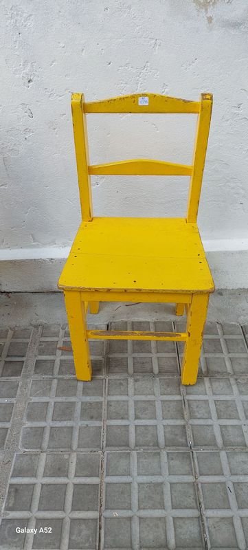 Lote anterior: Sillita infantil en madera color amarilla