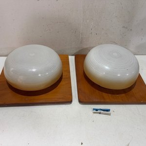 Lote siguiente: Par de Plafones de Techo Redondos Blancos con Base de Madera