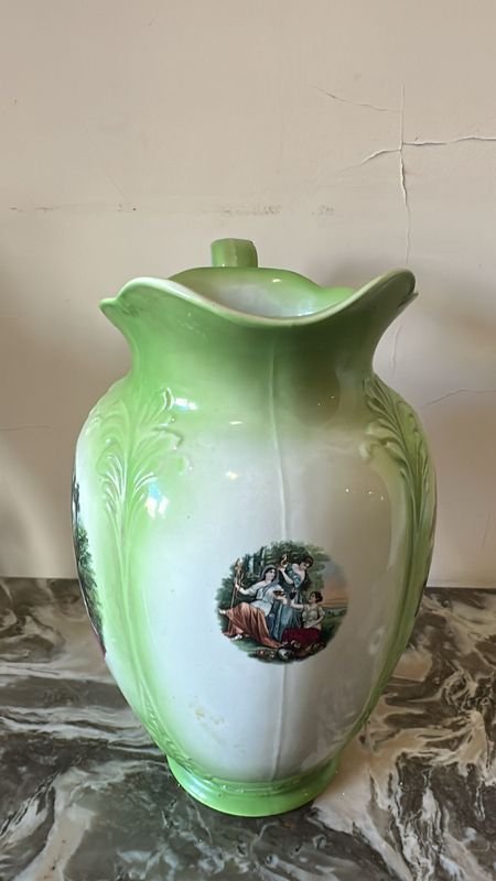 Jarra de porcelana inglesa con pintura retratando figuras históricas - imagen 3