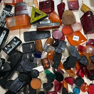 Lote de Plásticos Varios: Ópticas y Lentes de Repuesto - imagen 3