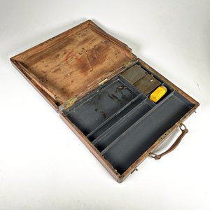 Lote anterior: Antiguo Maletín de Pintor Winsor & Newton Ltd. 1881 con Accesorios