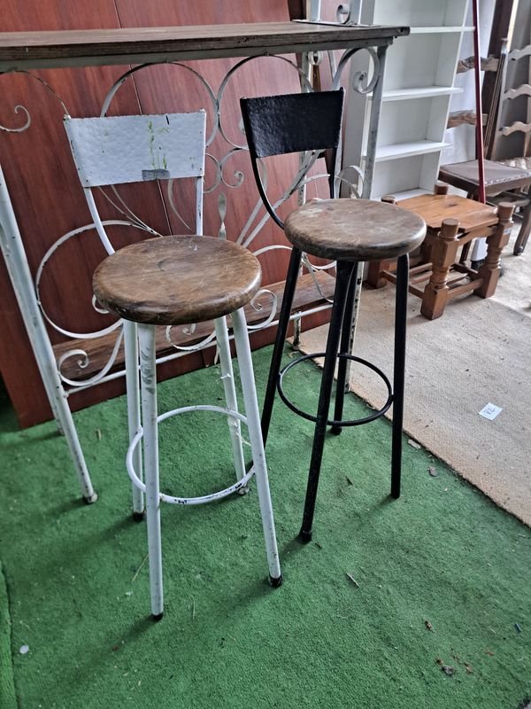 Barras rusticas con taburetes y estantería - imagen 4