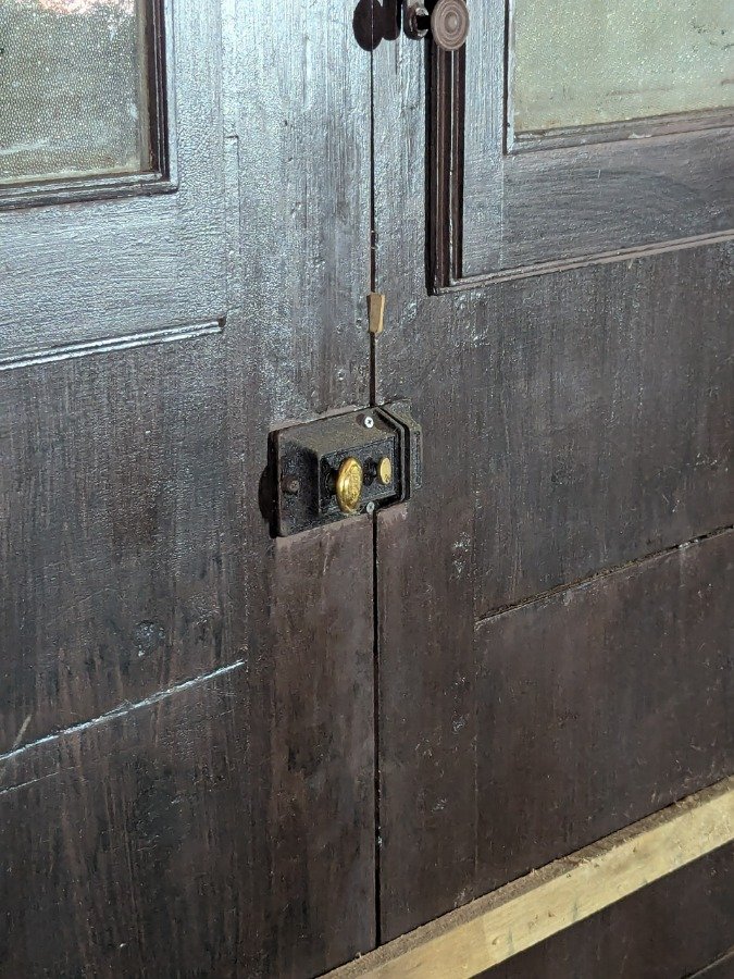 Puerta antigua de cedro con reja y marco de pinotea - imagen 11