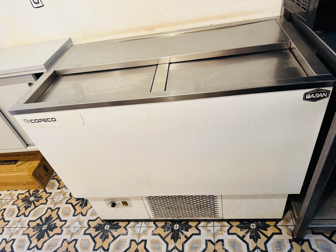 Lote #019 – Botellero de 2 puertas ¨CORECO¨ BEG – 100 – EA made in Spain – 101x55x85cm